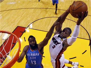 Dwyane Wade (r) von den Miami Heat setzt zum Dunking an. Oklahomas James Harden kann nur zuschauen. Foto: Mike Ehrmann