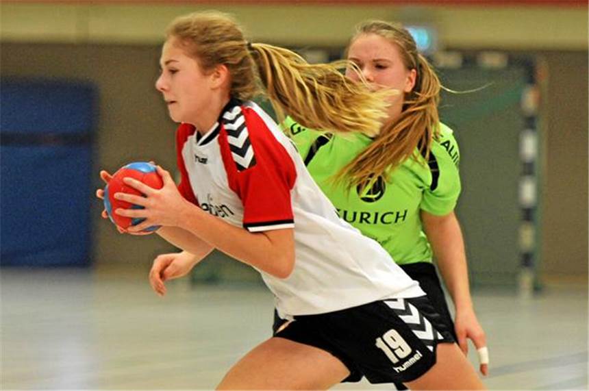 Lotte Iker: Bereit für den großen Schritt? Dynamisch zieht Lotte Iker, hier im Trikot der C-Jugend der DHG Ammeloe/Ellewick, an ihrer Gegenspielerin vorbei.