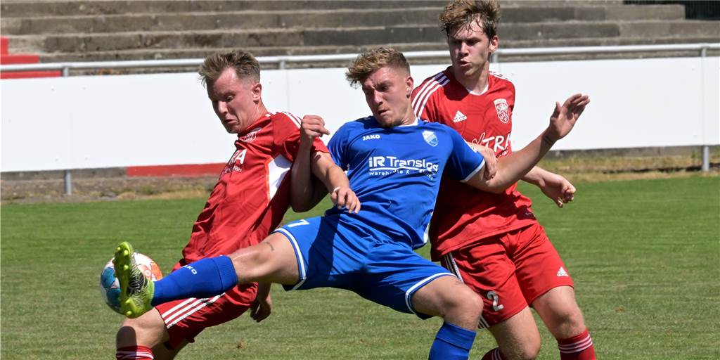 Hahne überragt bei erstem Saisonsieg des Lüner SV – am Ende gehen dem LSV die Spieler aus Dzanan Mujkic (l.) und Lukas Berger (r.) holten mit dem Lüner SV den ersten Sieg der Vorbereitung.