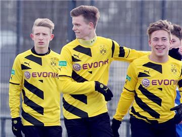 Dzenis Burnic (M.) erzielte den viel umjubelten 4:3-Siegtreffer für BVB-U17.