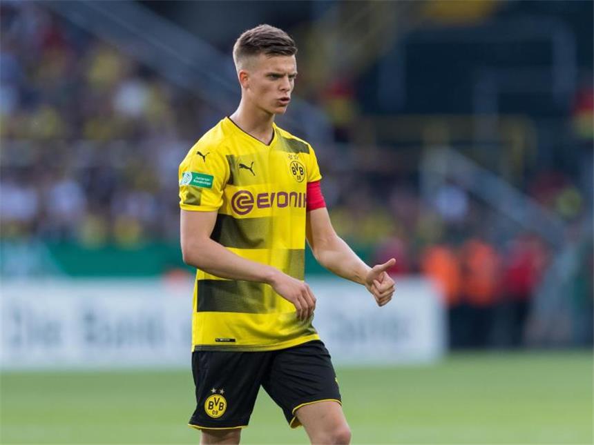 Burnic wechselt auf Leihbasis zum VfB Stuttgart Dzenis Burnic wird für ein Jahr vom BVB an den VfB Stuttgart ausgeliehen.