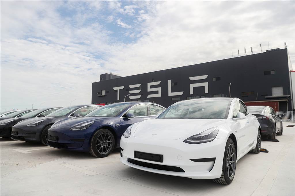 Acht Mythen über E-Autos - und was Experten dazu sagen Tesla-Fahrzeuge stehen vor einem Firmengebäude.