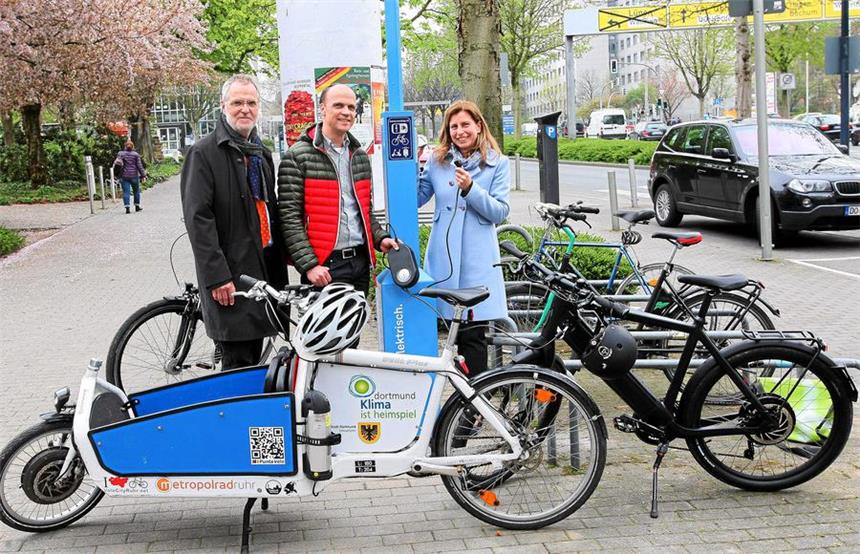 Hier stehen die drei neuen Ladesäulen für Elektroräder E-Bikes erobern Dortmund.