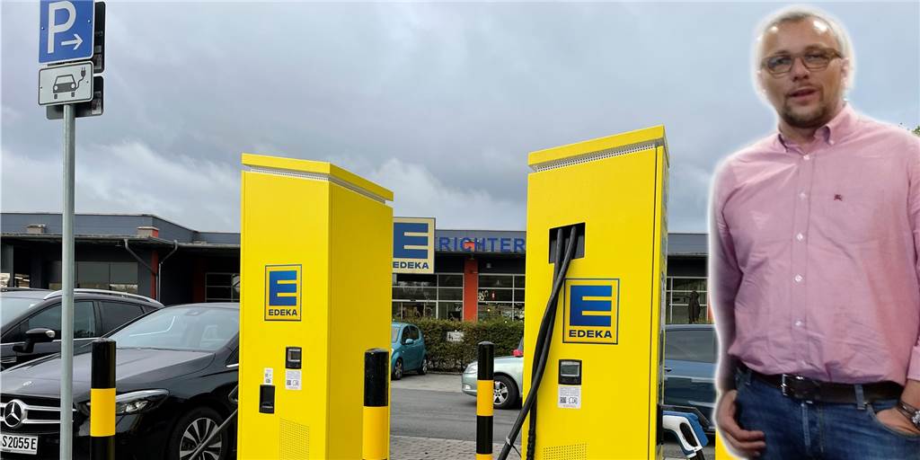 Chef über Ladesäulen für Elektroautos bei Edeka: „Ich habe Tränen gelacht“ E-Ladesäulen an Supermärkten kommen immer mehr in Mode. Der Edeka Richter auf Schwerin hat jetzt vier Parkplätze ausgestattet. Zur Freude von Inhaber Ralf Richter.