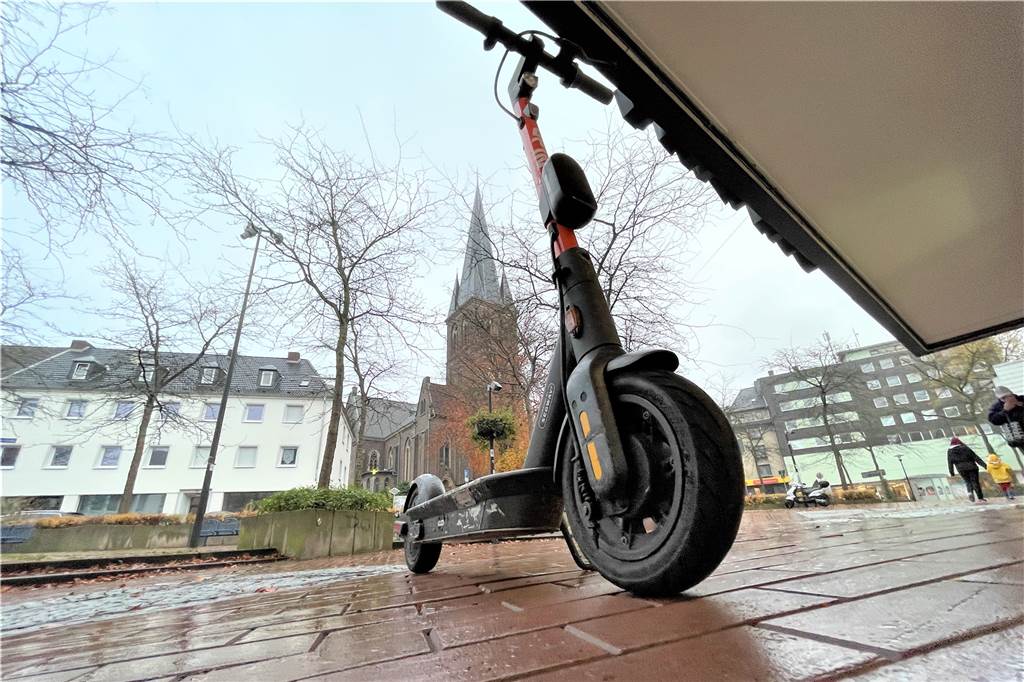 E-Scooter: Zwei Anbieter stehen in Castrop-Rauxel in den Startlöchern E-Scooter der Firma Spin standen 2021 in Castrop-Rauxel. Der Anbieter zog sich aber im Januar 2022 zurück. Nun sind zwei neue Anbieter interessiert, hier neue Roller aufzustellen.