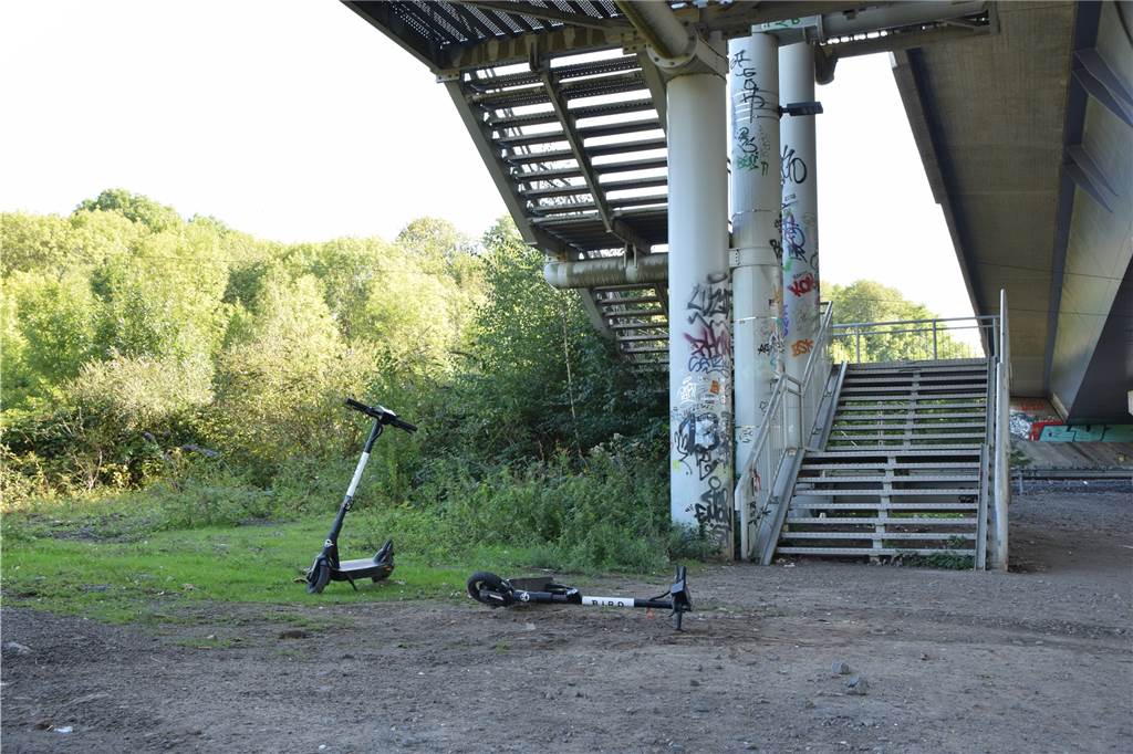 E-Scooter werden unter der Schnettkerbrücke in Dortmund achtlos abgestellt