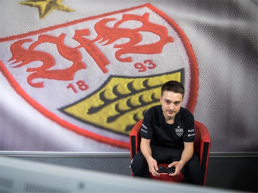 Als Zocker in die Bundesliga: Clubs entdecken E-Sports E-Sportler Marcel Lutz spielt für den VfB Stuttgart. Foto: Sebastian Gollnow