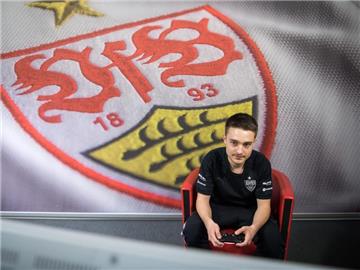 E-Sportler Marcel Lutz spielt für den VfB Stuttgart. Foto: Sebastian Gollnow