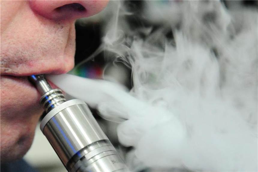 Deutscher E-Zigaretten-Markt 2018 um 40 Prozent gewachsen E-Zigaretten, in denen eine Flüssigkeit erhitzt und von den Nutzern inhaliert wird, gelten als weniger gesundheitsschädlich als herkömmliche Glimmstengel. Foto: Thalia Engel
