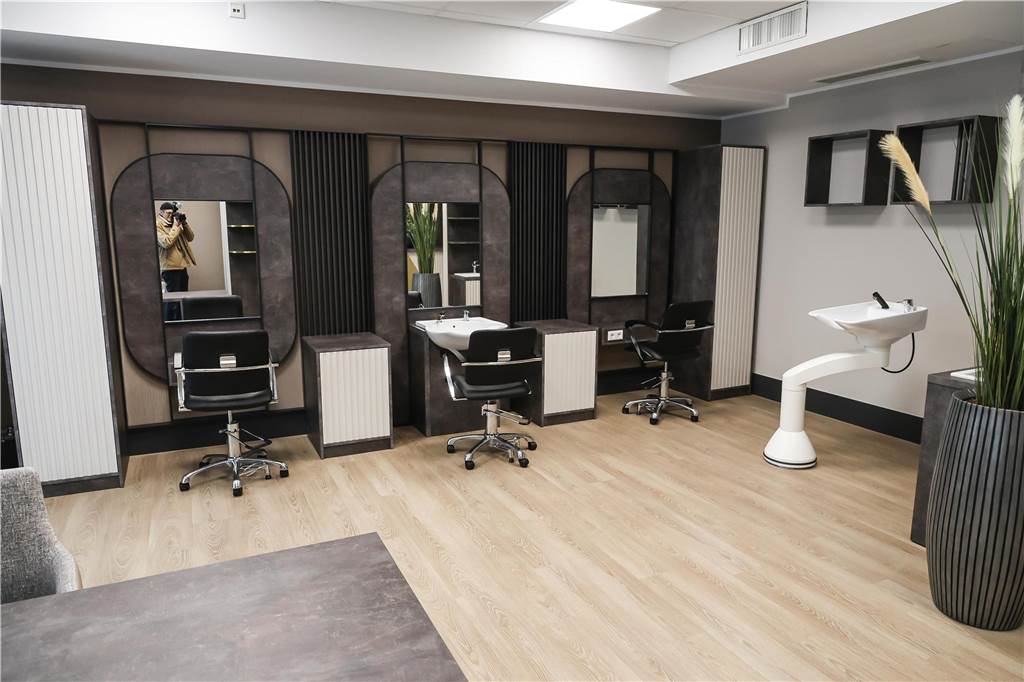 Ebenfalls direkt im Haus eröffnet ein kleiner Frisörsalon.
