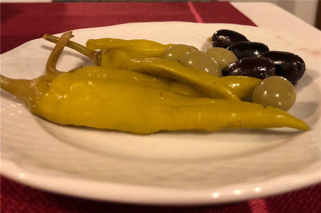 Salento in Selm: Uriges Ambiente und reichhaltige Speisekarte Ebenfalls ein Gruß des Hauses: grüne und schwarze Oliven sowie Peperoni.