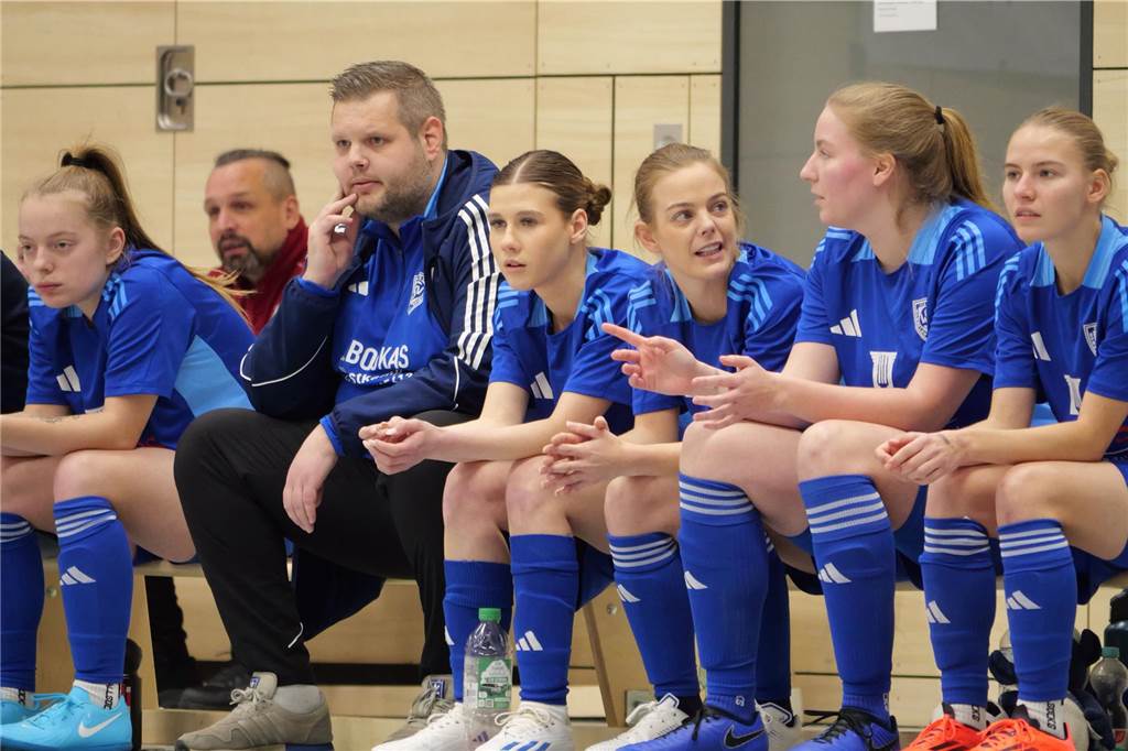 B-Ligist sorgt in der Brügmann-Halle für die große Überraschung: Brechten und Wambel souverän Spielerinnen sitzen auf der Ersatzbank.