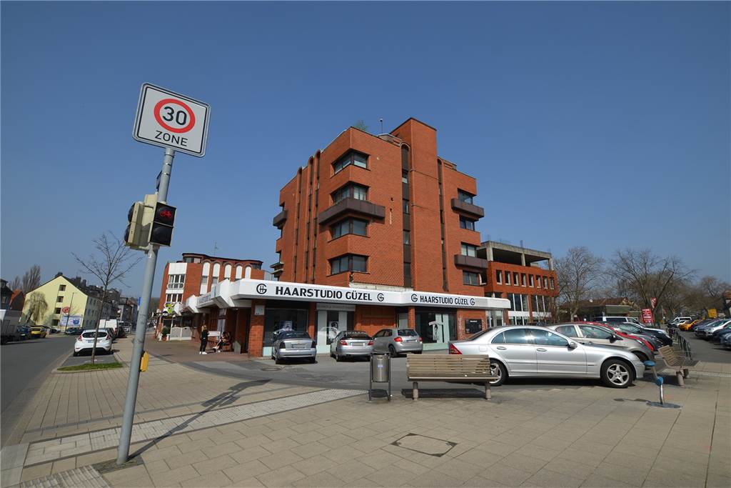 Bauruine sucht Bieter: Dortmunder Schandfleck kommt unter den Hammer Ebenfalls in einem maroden zustand ist das Ärztehaus an der Straßenecke. Es kommt aber nicht unter den Hammer, weil es einen anderen Eigentümer hat.