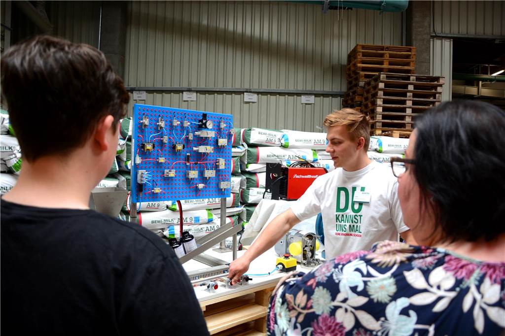 Traumberuf finden : 13 Unternehmen beteiligen sich an der Nacht der Ausbildung Männer und Frauen informieren sich über Ausbildungsberufe bei Bewital.