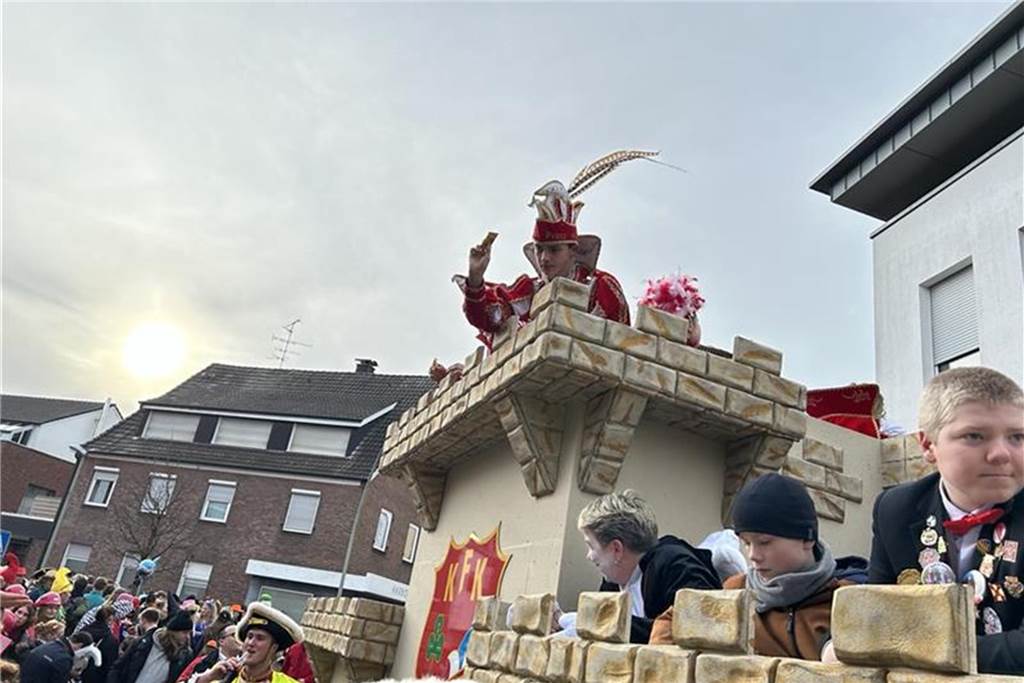 Karnevalsumzug in Südlohn 2024: Gute Stimmung, kreative Kostüme und schöne Wagen Ebenso auf dem letzten Wagen: Jugendprinz Tom I. (Lietz).