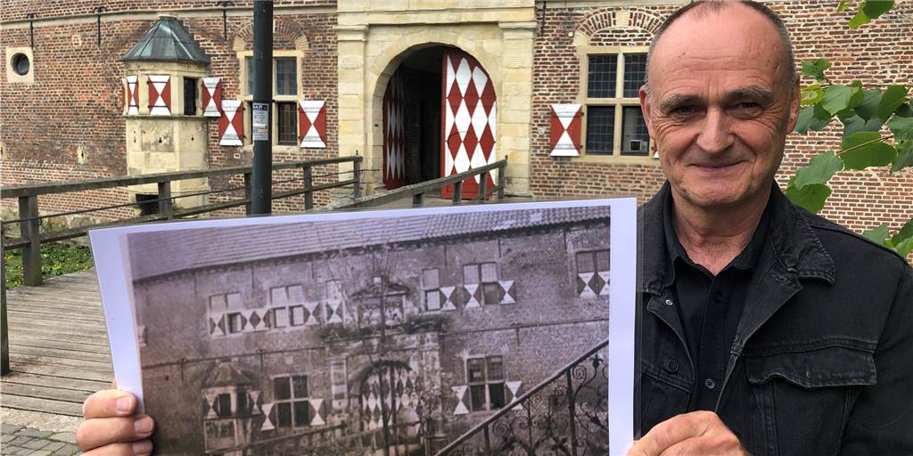 Eberhard Berg: Vorburgtor überraschte die Handwerker bei Restaurierung Eberhard Berg zeigt am Schloss Raesfeld ein Foto des Vorburgtors aus den 1920er-Jahren.