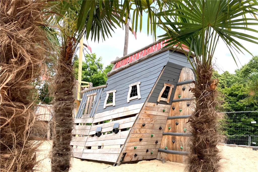 Der Rombergpark in Dortmund hat eine neue Attraktion Echte Palmen stehen rund um das neue Spielschiff im Rombergpark.