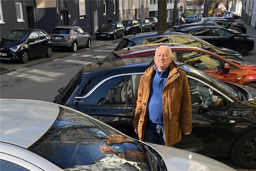 Eckard Ruttkowski bekam zwei Knöllchen wegen Gehwegparkens.