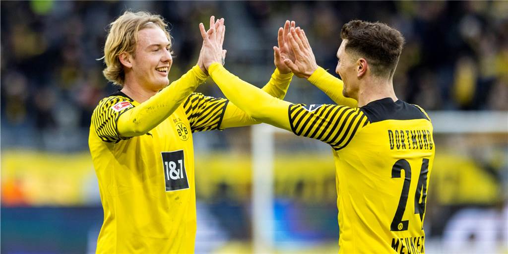 Julian Brandt und Thomas Meunier bejubeln gemeinsam einen Treffer.