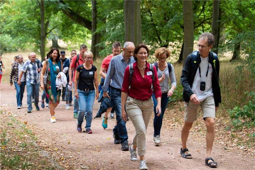 Entspannte Partnersuche beim Wandern Eckhard Linner (r), Firmengründer des Unternehmens „WanderDate“, organisiert Singlewanderungen durch den Landschaftsgarten Rosenhöhe. Foto: Silas Stein