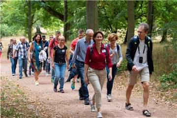 Eckhard Linner (r), Firmengründer des Unternehmens „WanderDate“, organisiert Singlewanderungen durch den Landschaftsgarten Rosenhöhe. Foto: Silas Stein