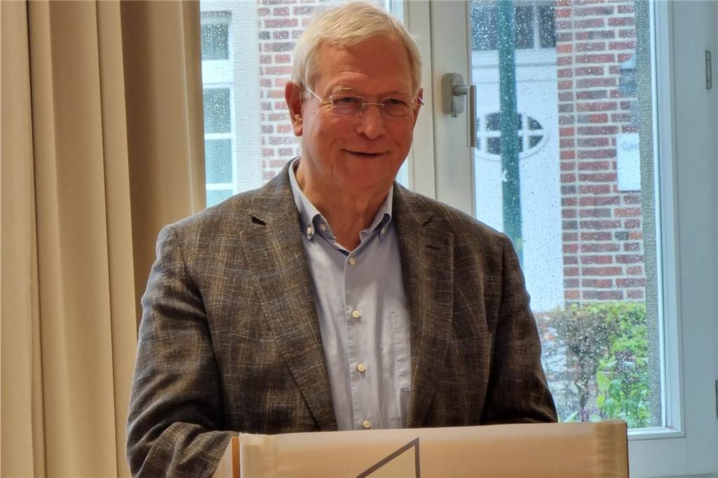 Abriss Burgschänke und Neues Torhaus: 250.000 Euro „eingetroffen“ Eckhard Uhlenberg (Präsident der NRW-Stiftung) hob in seiner Ansprache die Besonderheit des Projektes um die alte Burgschänke hervor. Damit werde Historisches mit Modernen verbunden.