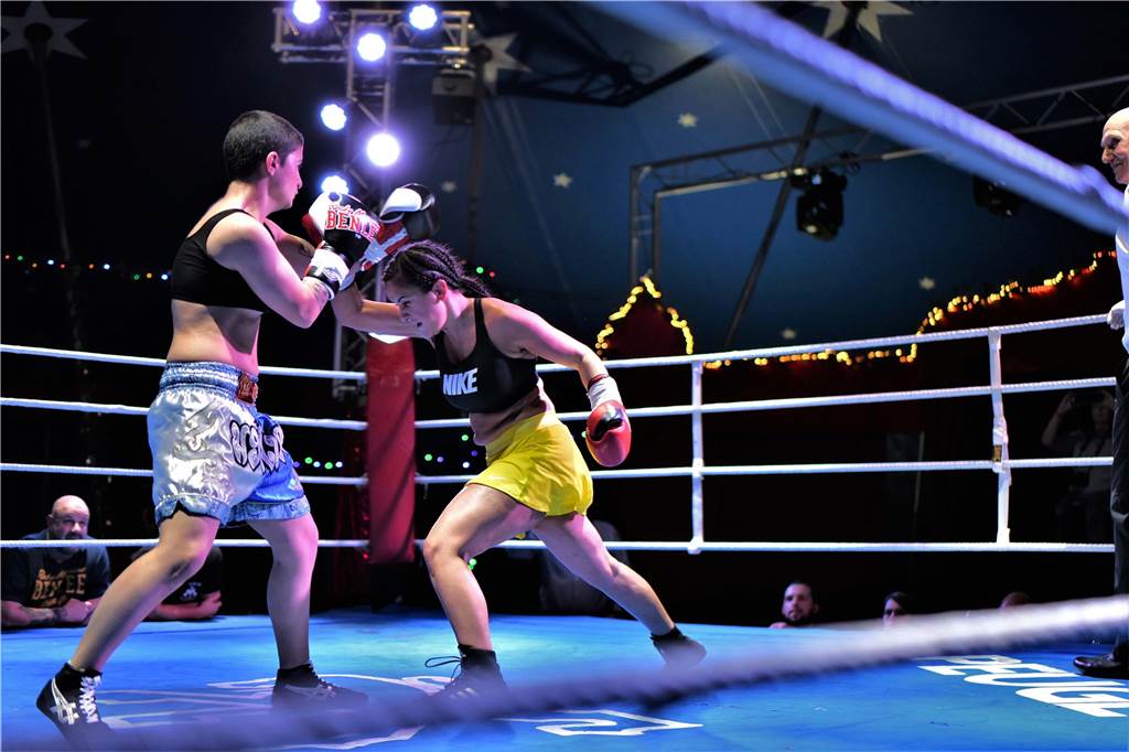 Boxen unter der Zirkuskuppel: Team Assassin lädt zur 1. Dorstener Xmas Fight Night Eda Essaoudi (r.) feiert am Samstag ihr Comeback als Profiboxerin.