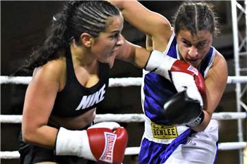 Eda Essaoudi (l.) gewann ihren Comeback-Fight gegen die Wuppertalerin Saliha Eran (r.) bei der Assassin Fighting Championship VII klar nach Punkten.