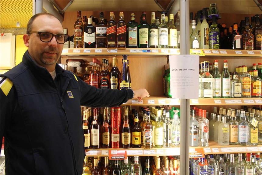 Schnapsdiebe warfen Beute weg Edeka-Marktleiter Holger Beyer musste sich erneut mit Schnapsdieben auseinandersetzen.