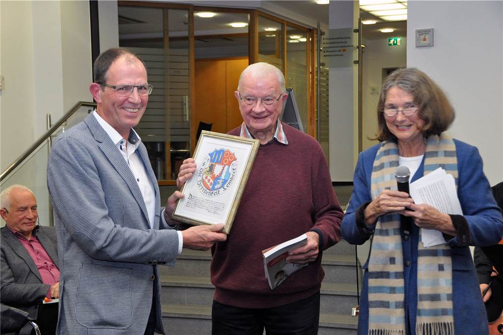 Edelgard Moers und Willy Schrudde ehrten Johannes Mergen (l.) dafür, dass seine Familie seit 50 Jahren die Produktion des Heimatkalenders finanziell unterstützt.