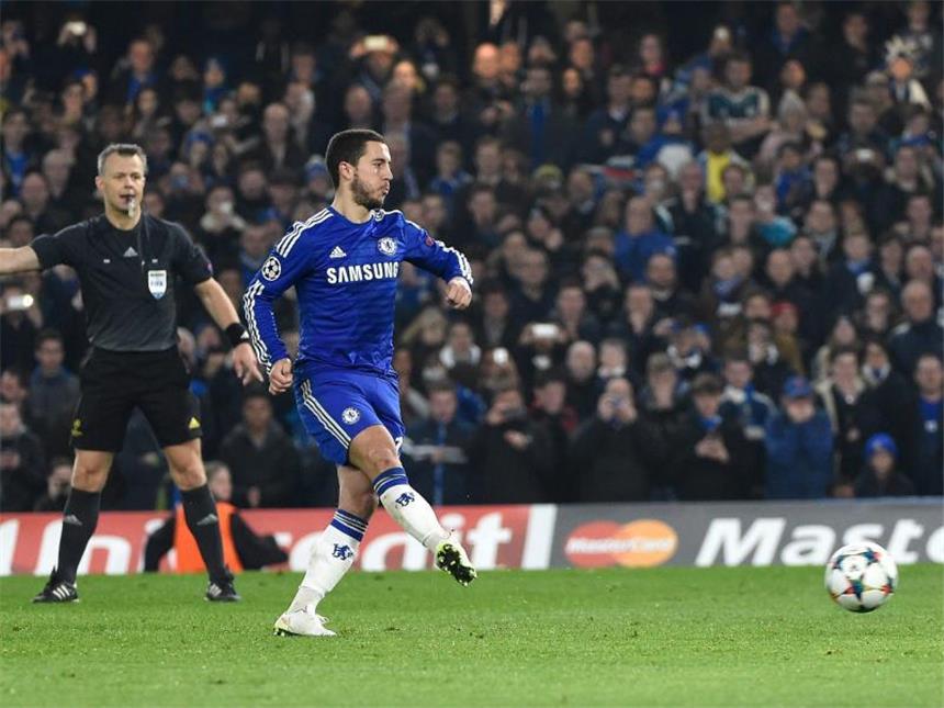 Trotz Rot für Ibrahimovic: Paris bei Chelsea weiter Eden Hazard verwandelt den Handelfmeter in der Extrazeit - wieder scheint die Mourinho-Truppe das Viertelfinale gepackt zu haben. Foto: Facundo Arrizabalaga