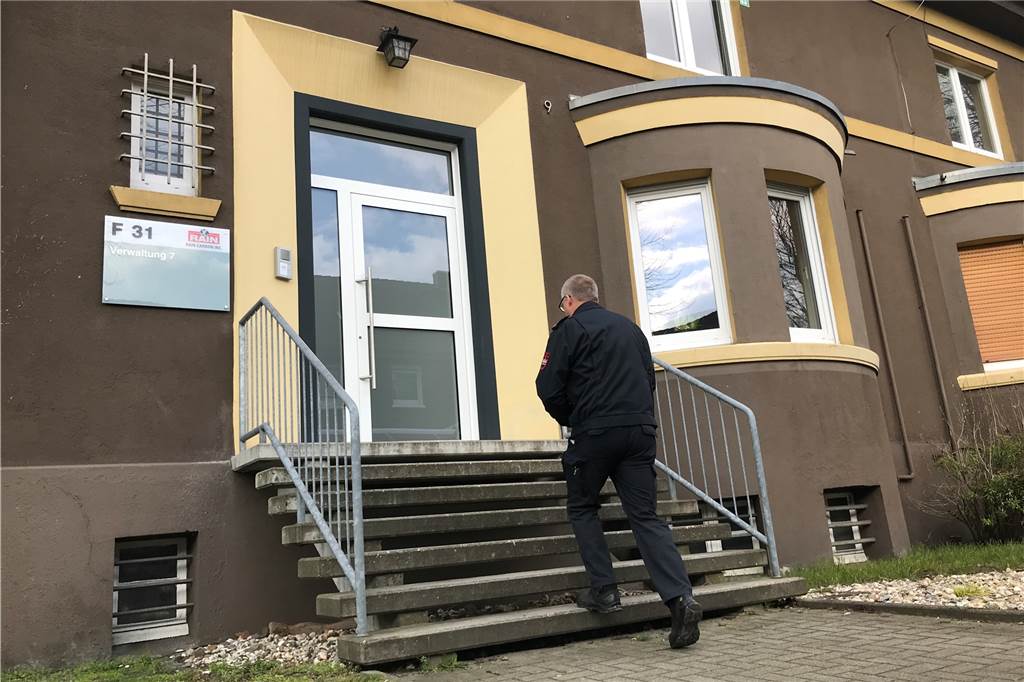 Großunternehmen stellen Arbeit teilweise ein – Rütgers hat einen anderen Coronavirus-Plan Edgar Machoczek ist Wachabteilungsleiter der Werkfeuerwehr bei Rütgers. Er zeigt uns das Isolierzimmer: "Man muss auf alles vorbereitet sein", sagt er. Seit einer Woche ist das Isolierzimmer eingerichtet, aber noch nicht belegt gewesen.