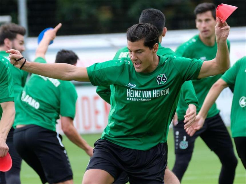 Hannovers Kapitän Prib fällt lange aus Edgar Prib hat sich beim Traifning von Hannover 96 verletzt. Foto: Peter Steffen