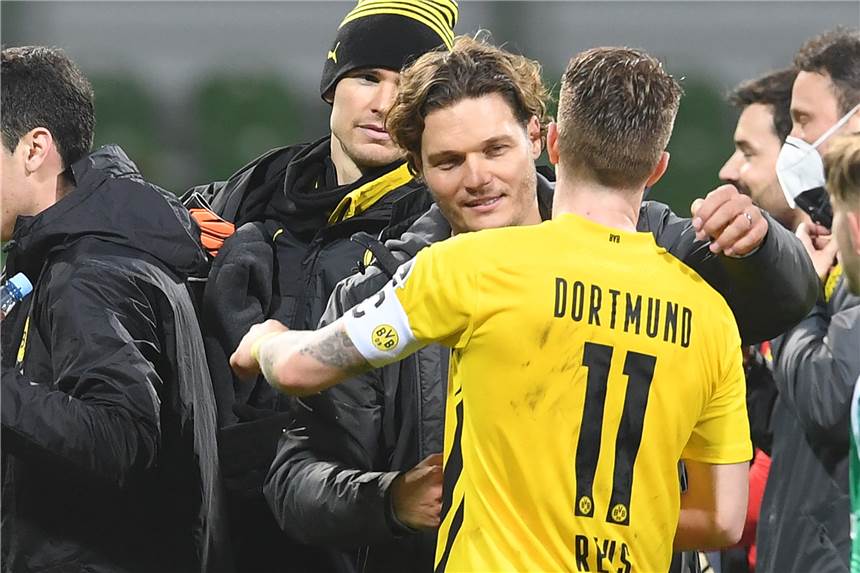 Edin Terzic (hinten) bedankt sich bei BVB-Kapitän Marco Reus.