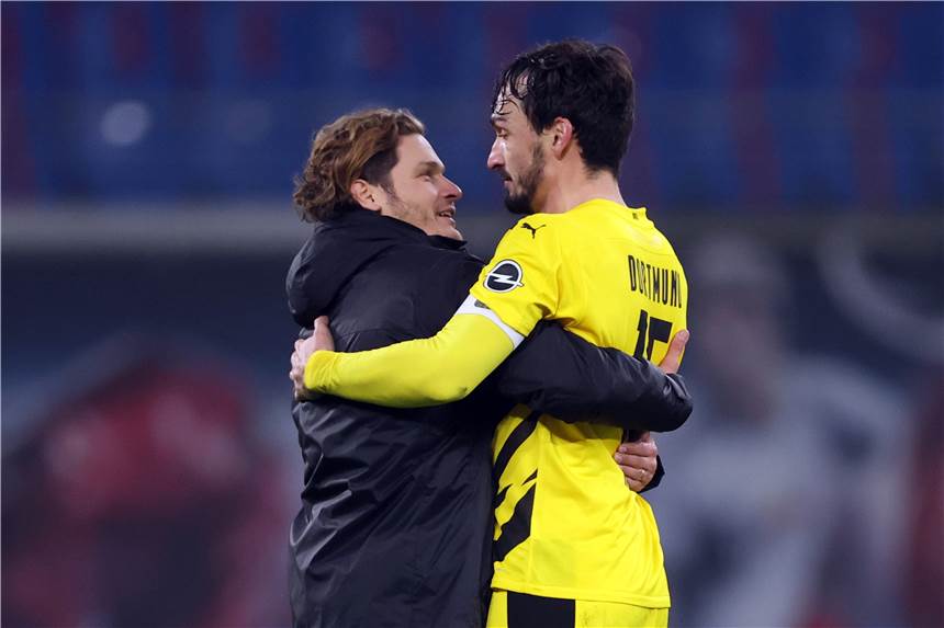 Terzic erklärt BVB-Sieg gegen Leipzig: Bekannter Fangesang als Motivation Edin Terzic (l.) bejubelt den BVB-Sieg in Leipzig gemeinsam mit Mats Hummels.
