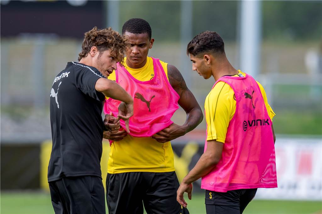 BVB-Rückkehrer Edin Terzic mag keine Limits Edin Terzic (l.) im Gespräch mit Manuel Akanji und Achraf Hakimi.