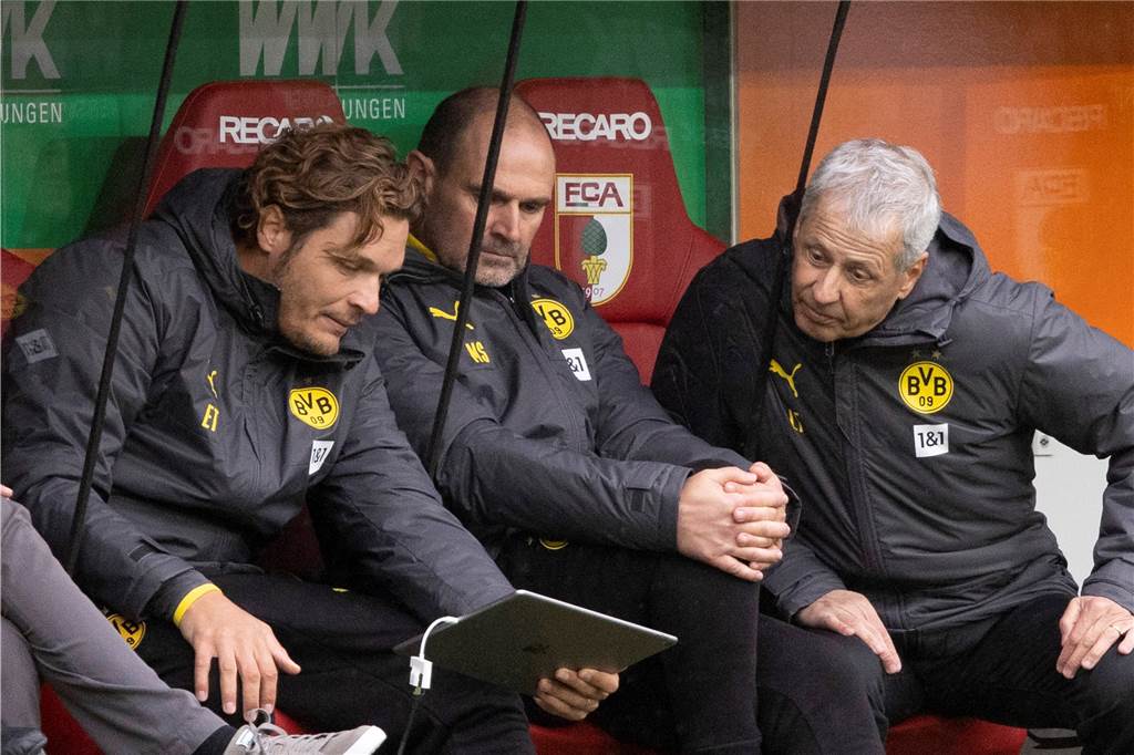 100 Tage BVB-Chefcoach Edin Terzic: Hat sich der Mut ausgezahlt? Edin Terzic (l.) noch als Co-Trainer von Borussia Dortmund im Gespräch mit Ex-BVB-Coach Lucien Favre (r.).