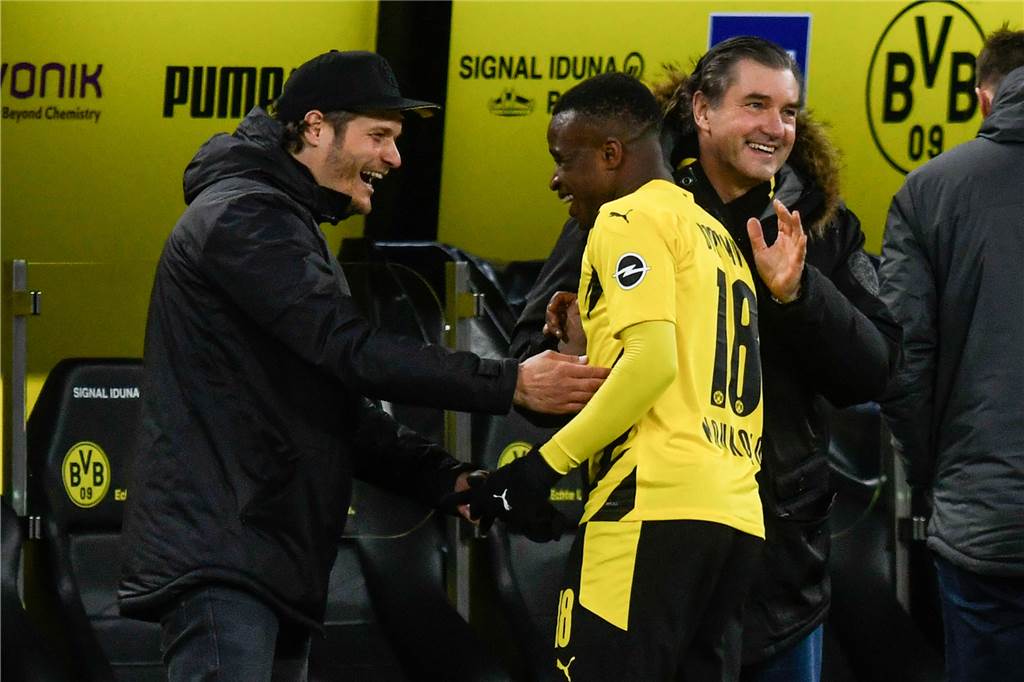 BVB-Youngster Moukoko: Immer wieder Berlin - und bald bei der U21-EM Edin Terzic (l.) und Michael Zorc (r.) beglückwünschen den BVB-Torschützen Youssoufa Moukoko.