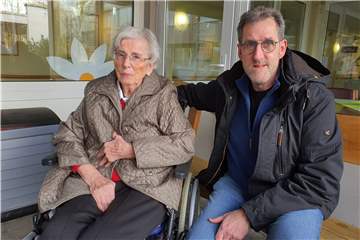 Edith Heimann (91) war Patientin im Christlichen Klinikum Unna West. An ihrer Stelle wurde aber eine andere Frau Heimann entlassen und ins Schmallenbach-Haus gefahren. Ihr Sohn Michael Heimann (62) bemüht sich um Aufklärung und will verhindern, dass sich so etwas wiederholt.