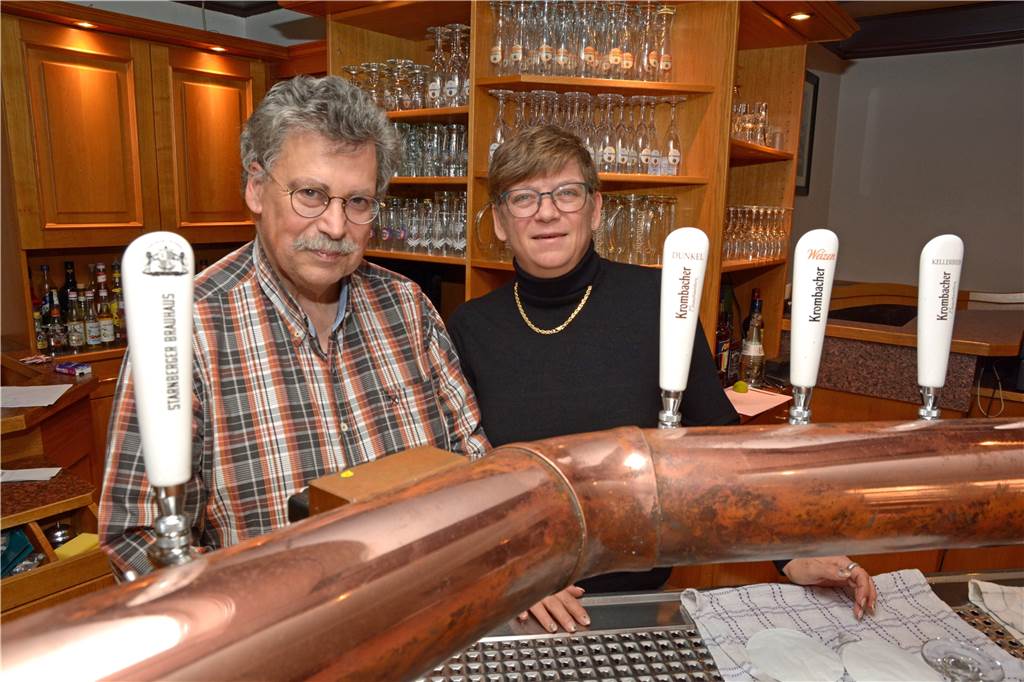 Viel Wirbel in der Wirtschaft - das geschah 2022 in der Lippestadt Edith und Theo Werter stehen am Tresen.