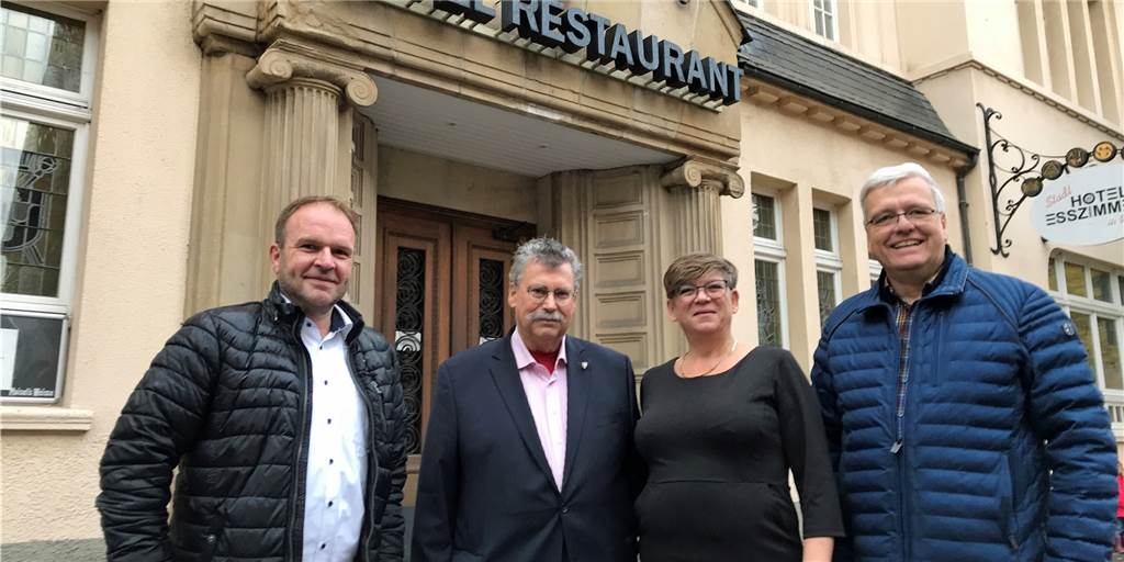 Stadthotel im Kolpinghaus: Neue Pächter setzen auf besondere Küche Edith(51) und Theo Werter (62) stehen gemeinsam mit Christoph Böckenbrink (r.) vom Kolpinghausverein und Alexander Horster (l.), Gebietsverkaufsleiter Krombacher-Brauerei, vor dem Kolpinghaus an der Alten Münsterstraße.