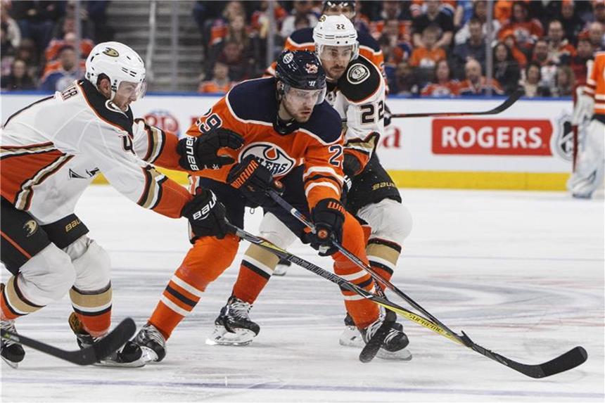NHL: Draisaitl trifft bei Edmonton-Pleite gegen Anaheim Edmontons Leon Draisaitl (M) wird von gleich zwei Anaheim-Profis angegriffen. Foto: Jason Franson
