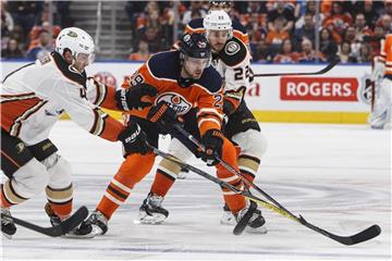 Edmontons Leon Draisaitl (M) wird von gleich zwei Anaheim-Profis angegriffen. Foto: Jason Franson