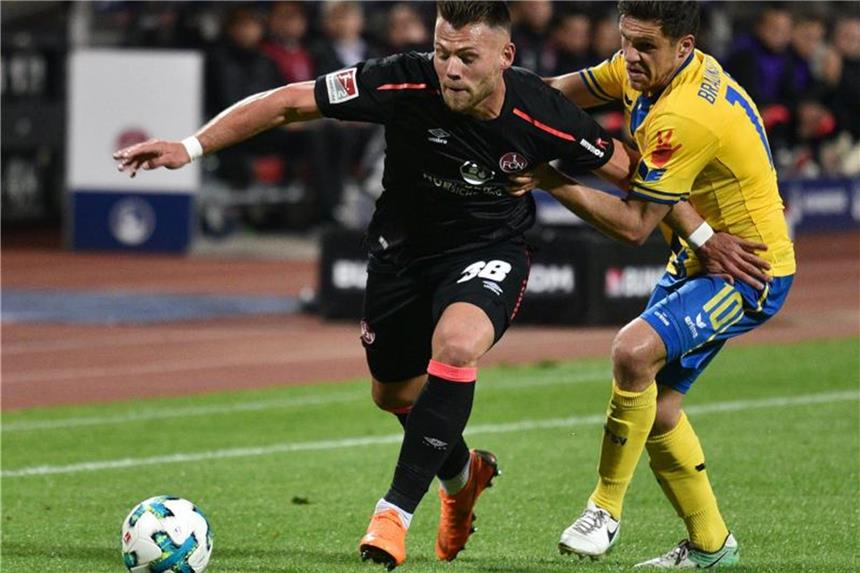 U21-Nationalspieler Löwen verlängert beim 1. FC Nürnberg Eduard Löwen (l) bleibt dem 1. FC Nürnberg erhalten. Foto: Nicolas Armer