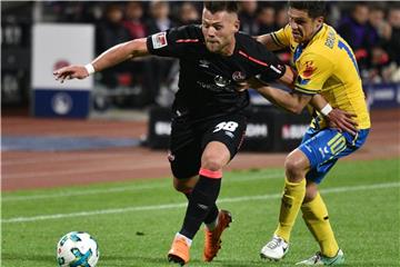 Eduard Löwen (l) bleibt dem 1. FC Nürnberg erhalten. Foto: Nicolas Armer