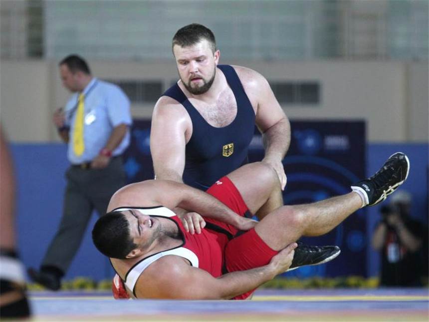 Stäbler verliert Kampf um Bronze bei Ringer-WM Eduard Popp (blau) besiegte den Armenier Wachik Yeghiazaryan noch überlegen mit 8:0. Foto: Zurab Kurtsikidze