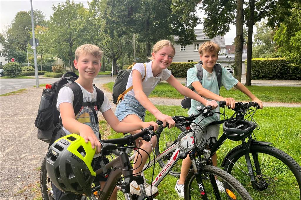 „Die Stadtkrone-Ost ist der Kern des Übels“: Ärger über Verkehr in der Gartenstadt Eduard Schulten, Amélie Miller und Levi Ludolph (v.l.) leben in der Gartenstadt und nutzen die Straßen für ihren Schulweg. Doch dort fühlen sie sich aufgrund des zunehmenden Verkehrs nicht mehr sicher.