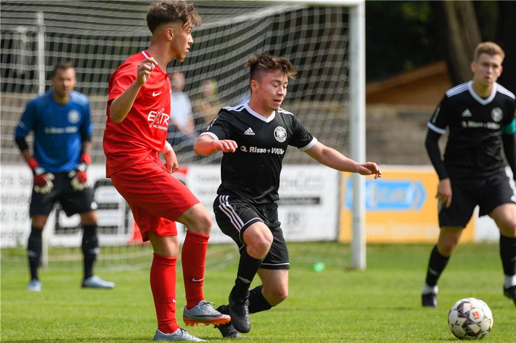 Holzwickeder SC stellt nächsten Neuzugang vor – Wunschspieler für die Defensive kommt Eduardo Hiller (r.), hier gegen den Lüner Sefa Ayaz, wechselt in der kommenden Saison zum Holzwickeder SC.
