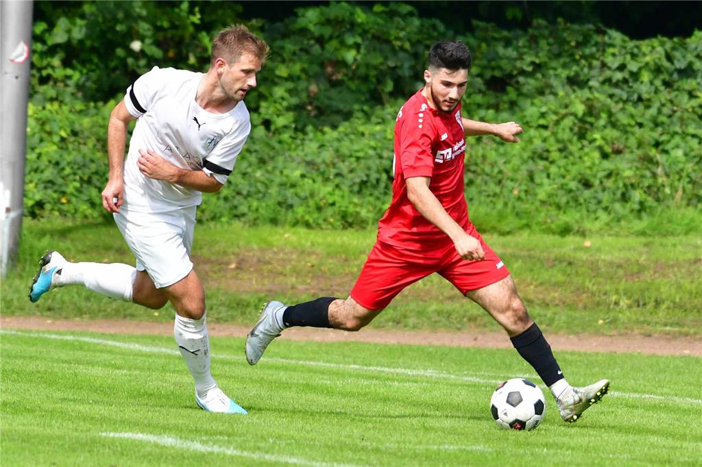 Testspiel gewonnen, zwei Spieler verloren: Werner SC mit Wermutstropfen gegen Kamener SC Eftal Calikbasi im Duell mit einem Gegenspieler.