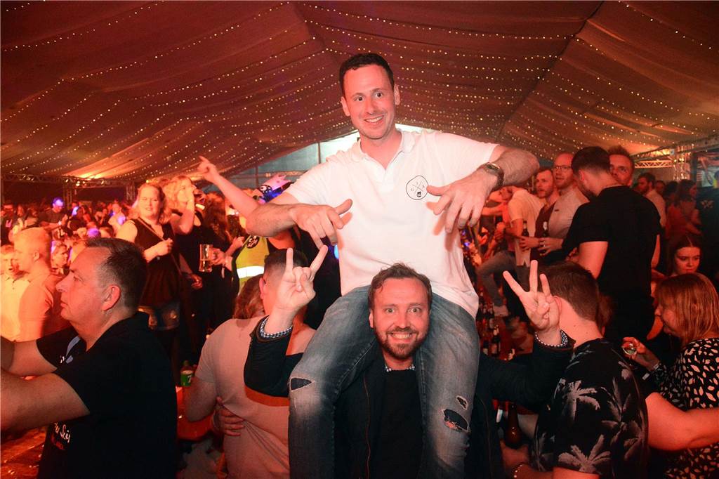 Egal in welchem Zelt und zu welcher Uhrzeit: Zum großen Karpaten Finale (6. Mai) waren alle Tanzflächen voll. Damit ist die Saison jetzt zwar zu Ende, doch die Vorfreude auf das nächste Jahr wächst bereits.